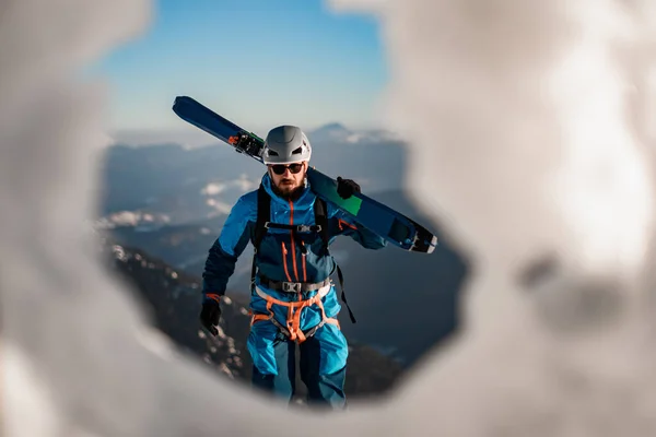 Vue de l'homme avec des skis sur fond de ciel bleu — Photo