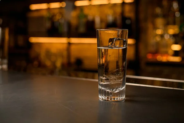 투명 한 칵테일 잔의 전면 사진 얼음 입방체와 막대기 카운터에 토닉 — 스톡 사진