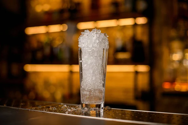 バーカウンターに置かれた氷でできた背の高いガラスに — ストック写真
