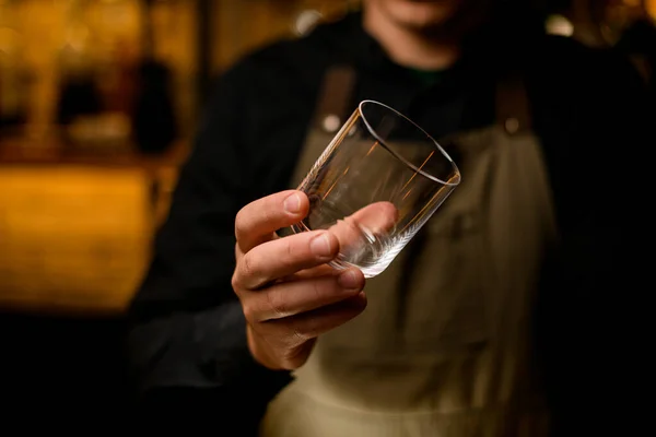 Красива порожня склянка для напою в руці чоловіка бармена — стокове фото