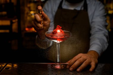 Güzel, parlak, buzlu şarap kadehi tezgahta içki ve üzerine erkek eli serpiştirilmiş.