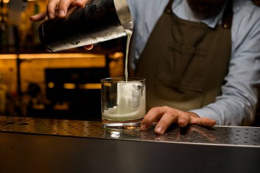 Kokteyl hazırlama süreci - bardaktan bardağa içki dökme.