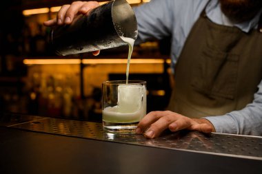 Kokteyl hazırlama süreci - bardaktan bardağa içki dökme.