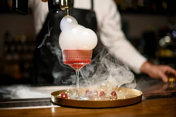 Close-up de vidro com coquetel alcoólico rosa que decora por bolhas com fumaça — Fotografia de Stock