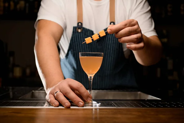 Склянка апельсинового холодного коктейлю на барній стійці — стокове фото