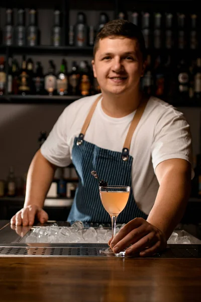 Barmen bir bardak portakal ferahlatıcı kokteyl getirir. — Stok fotoğraf