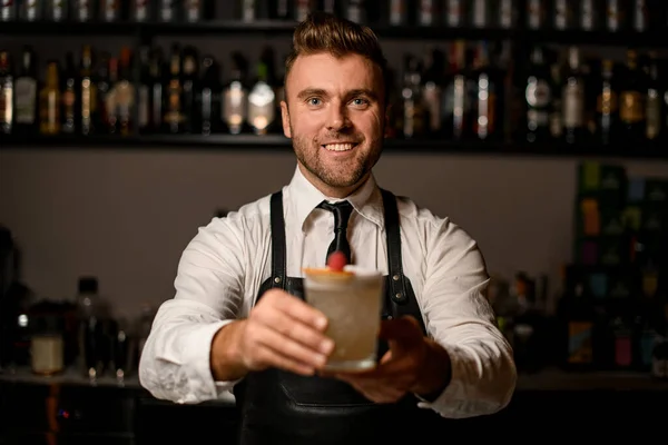 Barman servindo um copo com espumoso fresco e coquetel decorado para você — Fotografia de Stock