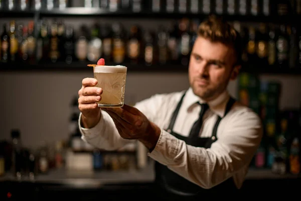 Старомодний келих зі свіжим пінистим коктейлем який бармен тримає в руках — стокове фото