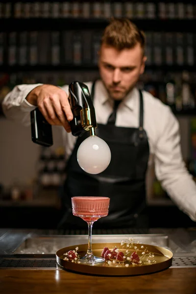 Bello barista è concentrato su fare fumo aria bolla — Foto Stock