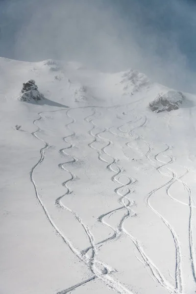 Kayak izleri olan karla kaplı dağ yamacının güzel manzarası. — Stok fotoğraf
