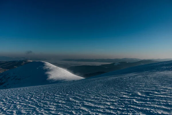 Taze beyaz karla kaplı tepelerin resimsel manzarası — Stok fotoğraf