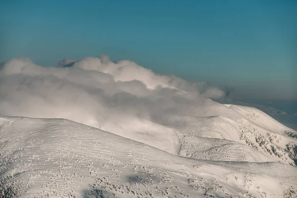 美丽的天空、白云和冬季山水美景 — 图库照片