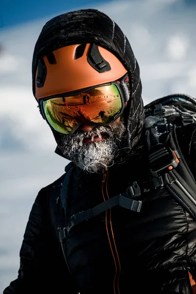 Portrait of a man in a helmet and goggles with a frozen icy beard — 스톡 사진