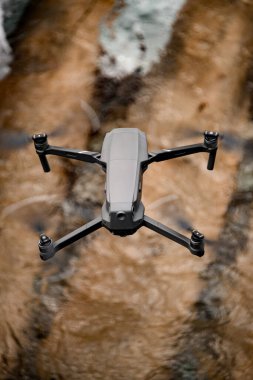 Dron kuadrokopterinin havada uçuşunun üst görüntüsü.