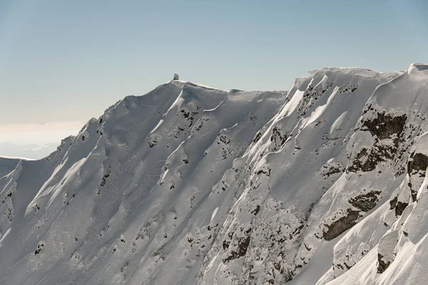 Geweldig mooi uitzicht vanuit de lucht op de winter bergketen besneeuwd met poeder sneeuw — Stockfoto