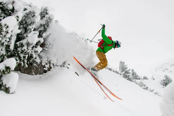 Vista lateral da energia do esquiador deslizando pela encosta da montanha coberta de neve. Conceito de esqui Freeride — Fotografia de Stock