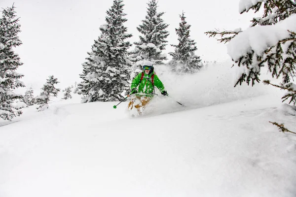 Skier quickly and energy slides down the snow-covered mountain slope. — Foto Stock