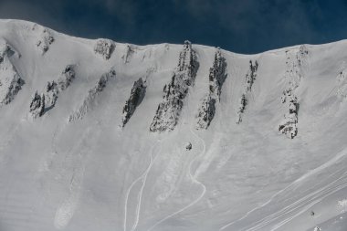 Keskin kayalarla kaplı dağ tepelerinin panoramik görüntüsü