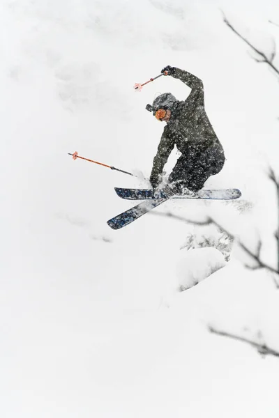 Αθλητής σκιέρ σε εξοπλισμό σκι αριστοτεχνικά άλματα στον αέρα — Φωτογραφία Αρχείου