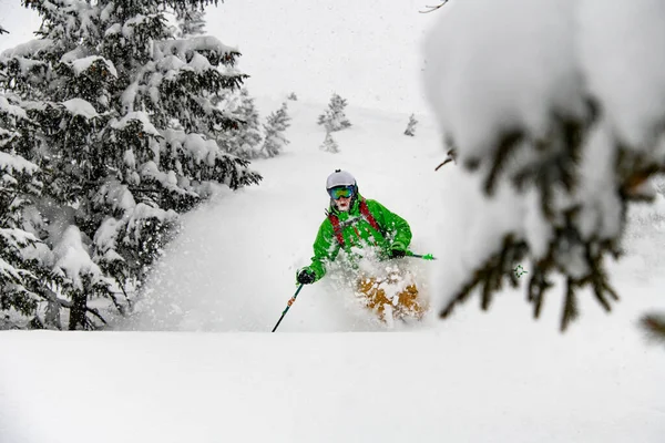 Sciatore freeride alpino in discesa con esplosione di neve in polvere. — Foto Stock