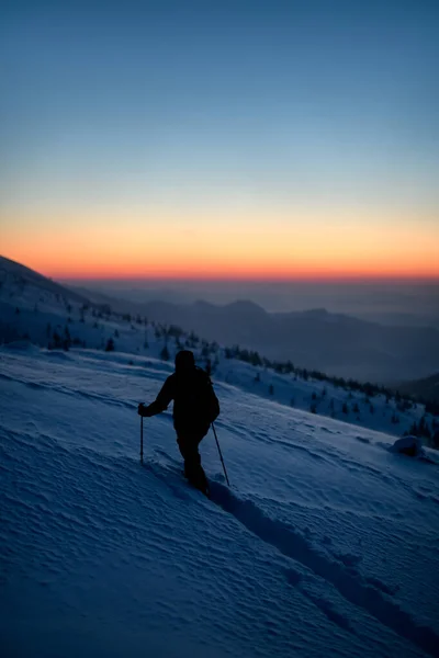 Πίσω όψη του ανθρώπου με κοστούμι σκι με κοντάρια σκι σε βαθύ πουδρένιο χιόνι — Φωτογραφία Αρχείου