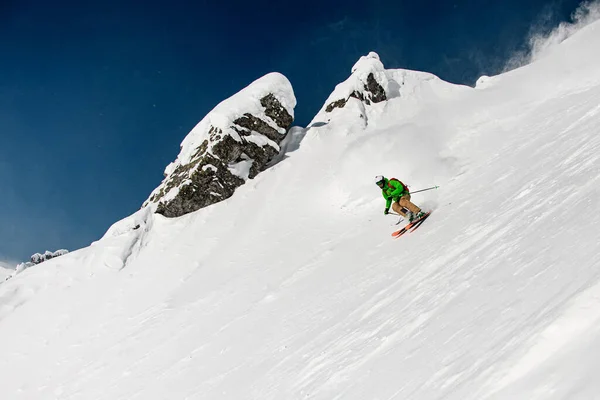 Manlig skidåkare som springer nedför sluttningen i Karpaterna — Stockfoto