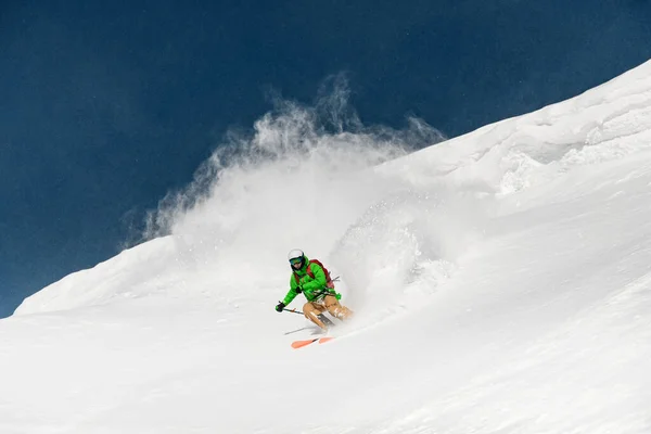 Young man skier running down the slope in the Carpathian mountains. — Stock Photo, Image