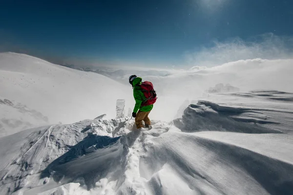 Skier man standing on the top of tne mountain covered with white snow. — Foto Stock