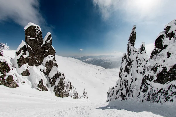 覆盖在高山上的雪被风吹来的阳光照亮了. — 图库照片