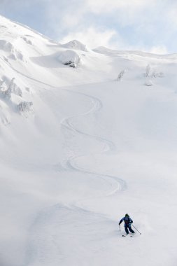 Kar fırtınasında kar kayakçısının manzarası harika..
