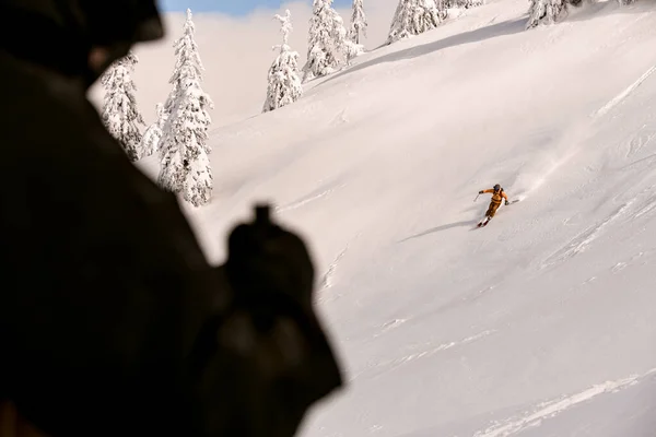 Gran vista de atleta activo montar por la montaña cubierta de nieve en splitboard —  Fotos de Stock