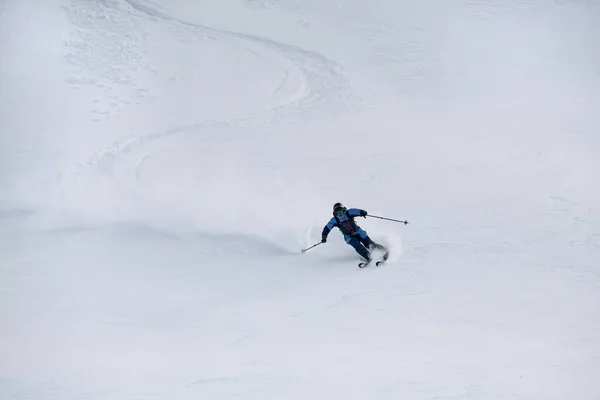 Widok na snowboardzistę jazda po nietkniętym śniegu puchu. — Zdjęcie stockowe