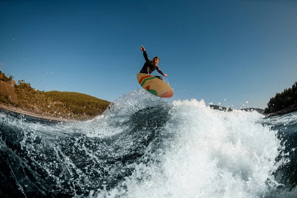 Toller Blick auf die plätschernde Welle und den Mann mit dem Wakesurf, der darüber springt — Stockfoto