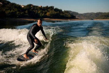 # Uyanan adam ustalıkla su sıçratan dalgalarda yüzüyor #