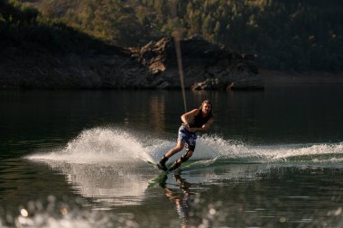 Wakeboard 'da su yüzeyinde ip tutan enerjik bir adam. Wakeboard