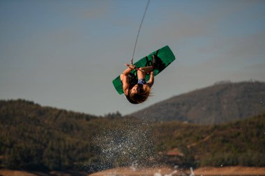 Enerji elemanı tehlikeli dublörlük yapıyor. Sıçrayan dalgaların üzerinden atlıyor ve takla atıyor.