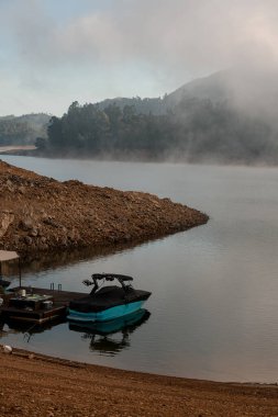 Sahildeki iskelede modern mavi bir demirleme teknesinin manzarası