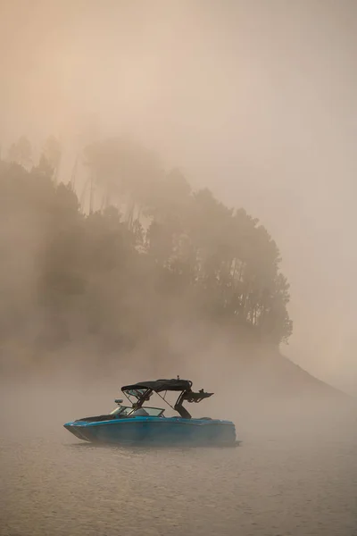 Wspaniały widok z boku jasny motorówka na wodzie pokryte mgłą. — Zdjęcie stockowe