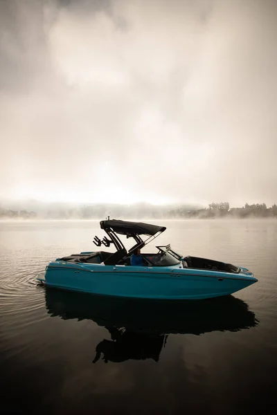 Wspaniały widok na jasnoniebieski motorówka na wodzie — Zdjęcie stockowe