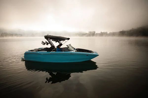 Gyönyörű kilátás világos kék motorcsónak a vízen — Stock Fotó