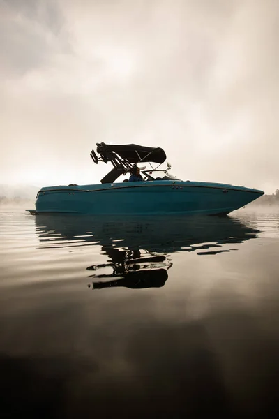 Widok z bliska jasnoniebieski motorówka pływające na wodzie — Zdjęcie stockowe
