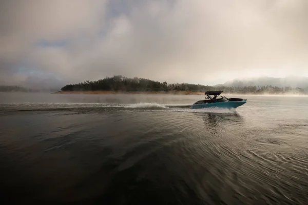 水面に映る美しい景色とすぐに浮かぶモーターボート — ストック写真