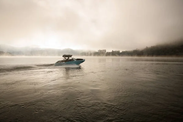 Widok na powierzchnię wody i łodzi motorowych szybko pływających na nim — Zdjęcie stockowe