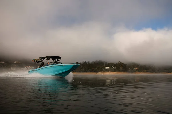 Wspaniały widok jasnoniebieski motorówka szybko pływające na wodzie — Zdjęcie stockowe