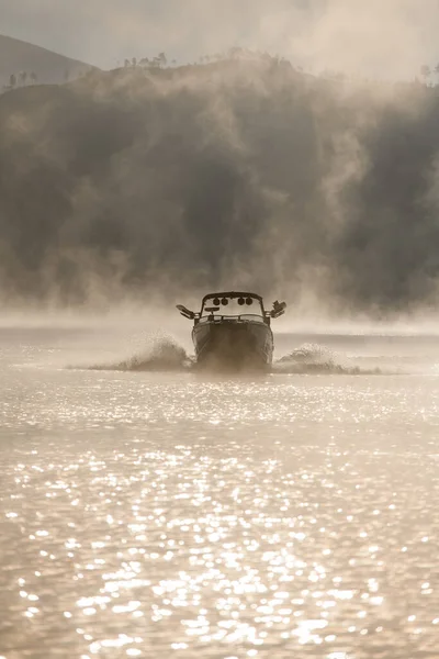 Közvetlen kilátás sziluett motorcsónak gyorsan lebeg a vízen — Stock Fotó