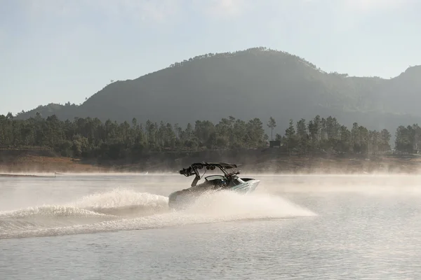 Leuchtend blaues Motorboot sehr schnell auf dem Wasser treibend — Stockfoto