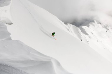 İnsansız hava aracından tepeden inen adam Freerider 'ın manzarası çok güzel. Dağlarda kayak turu, ekstrem spor