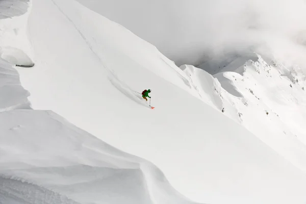 Piękny Widok Drona Człowieka Freerider Jazdy Dół Góry Grzbietu Turystyka — Zdjęcie stockowe
