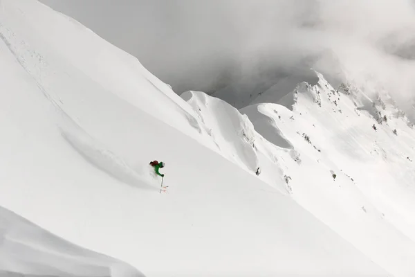 尾根の上から下に乗って無人機からの素晴らしい景色 山の中でスキーツアー 極端なスポーツ — ストック写真