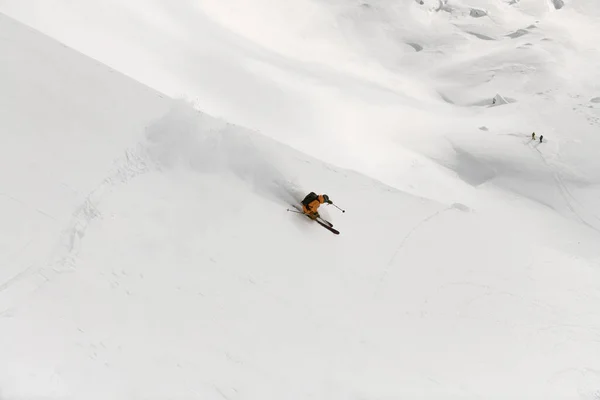 Ottima Vista Sulla Persona Attiva Che Scende Sulla Neve Polvere — Foto Stock